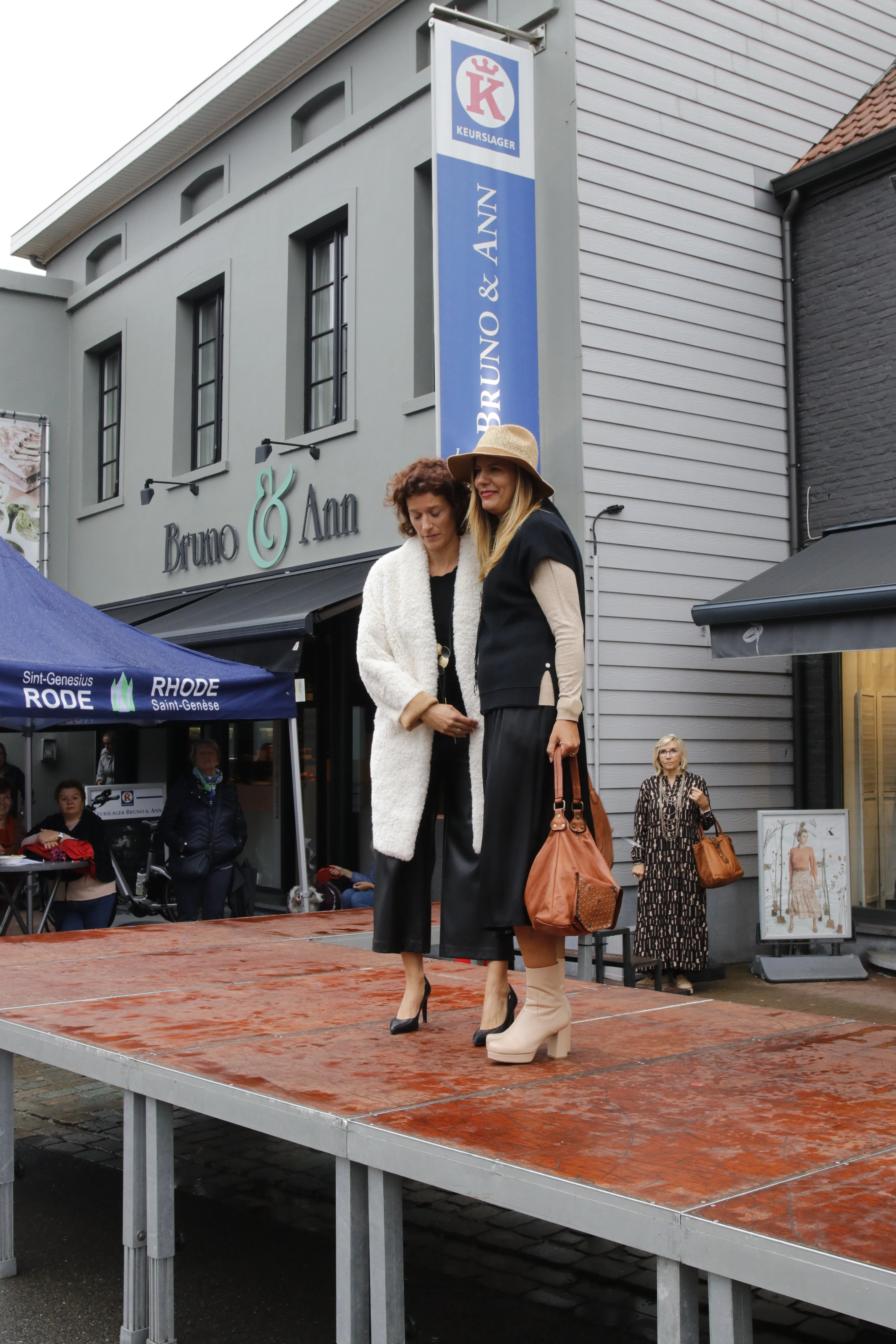 iemand aan het poseren op een podium op de Jaarmarkt van Rode